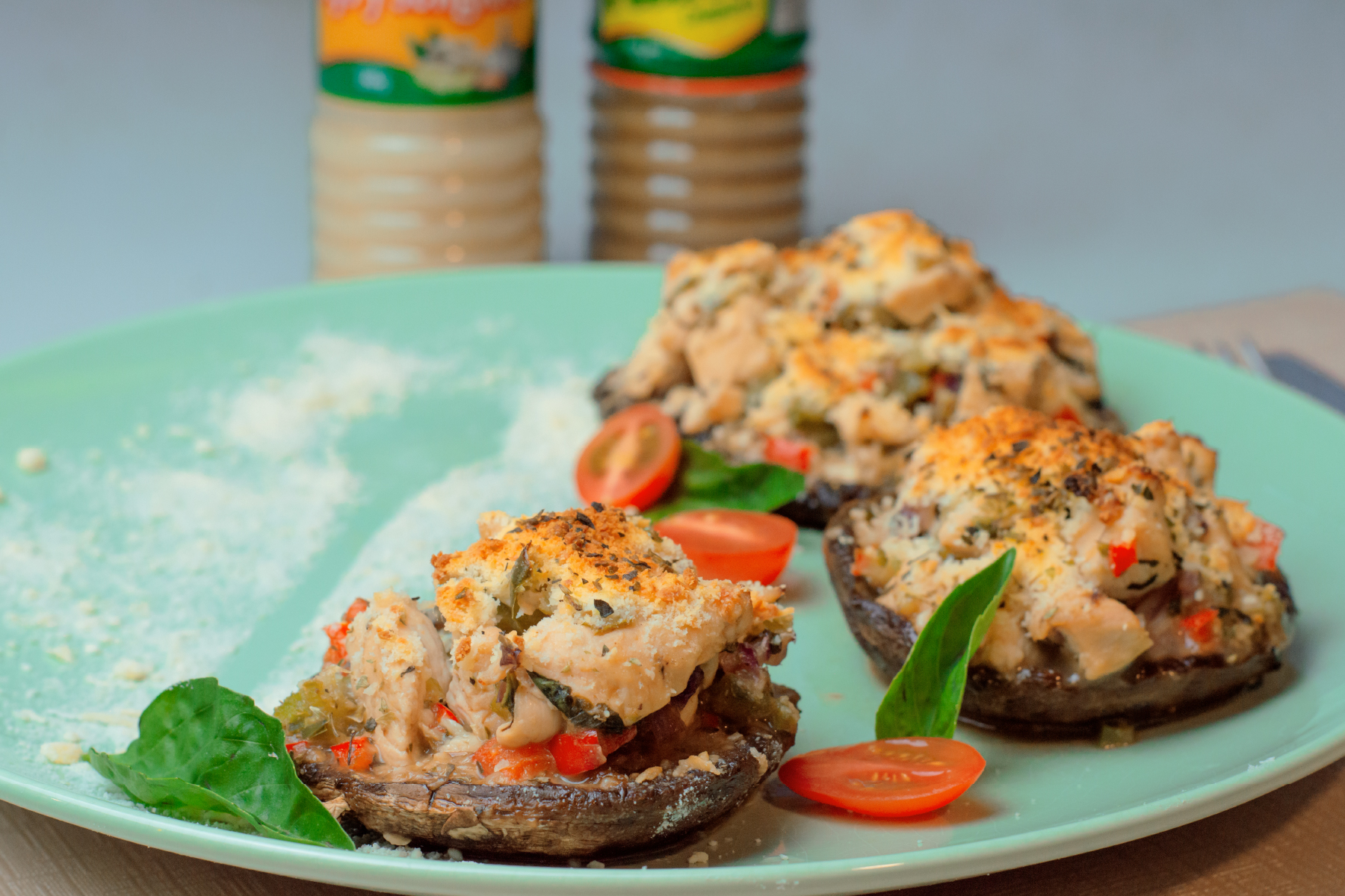 Champiñones rellenos con pollo y albahaca