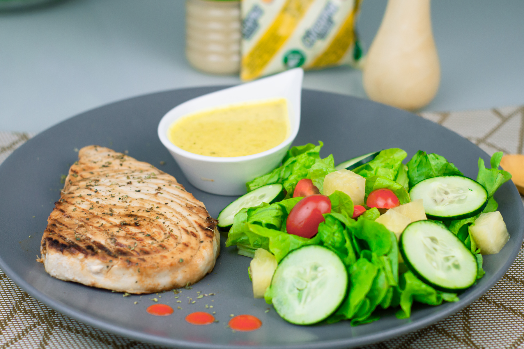 Filete de pescado con ensalada de piña